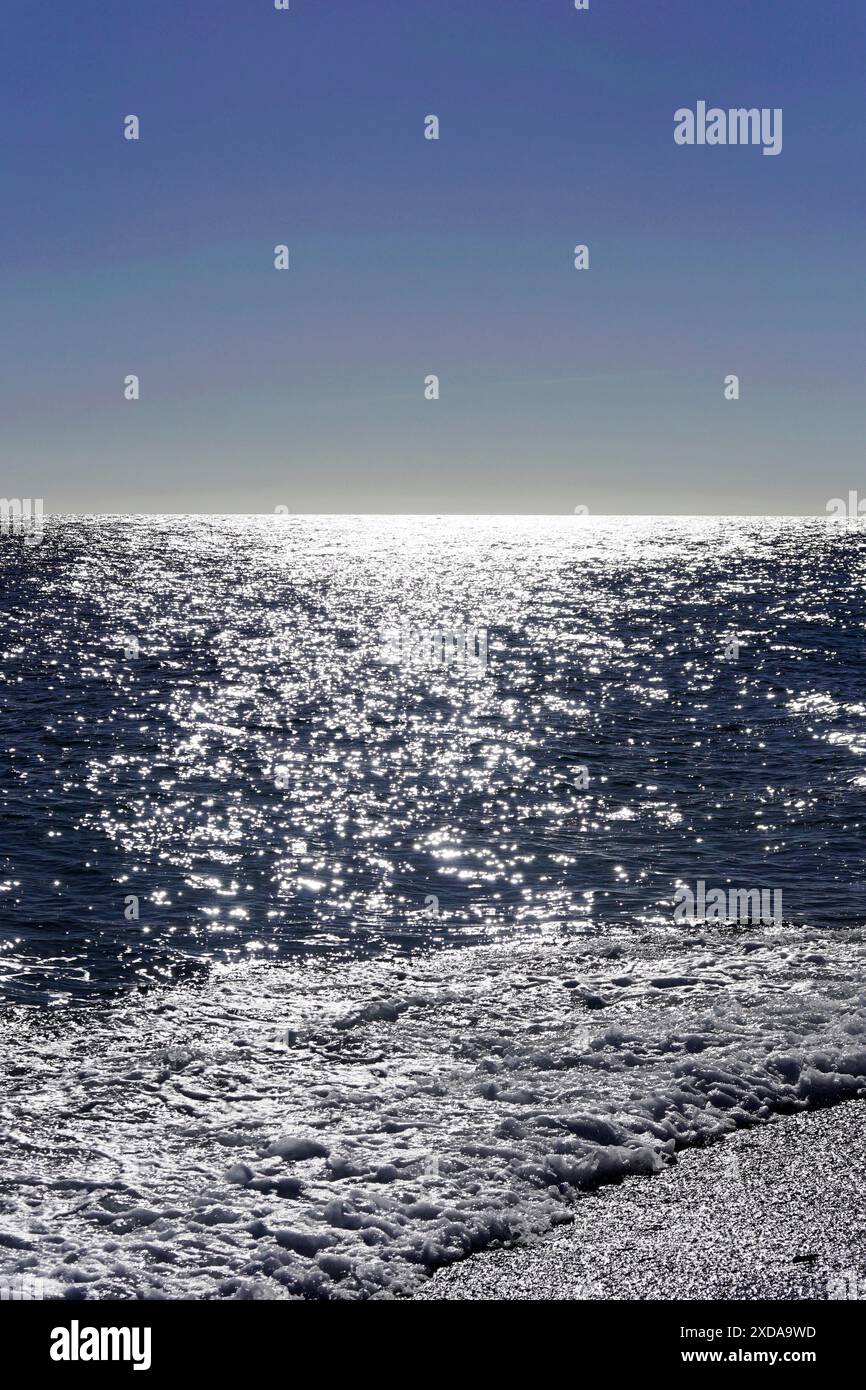 Côte, plage près de Baracoa, Cuba, Amérique centrale, mer scintillante sous ciel bleu, vagues frappant la côte, horizon visible, Cuba Banque D'Images