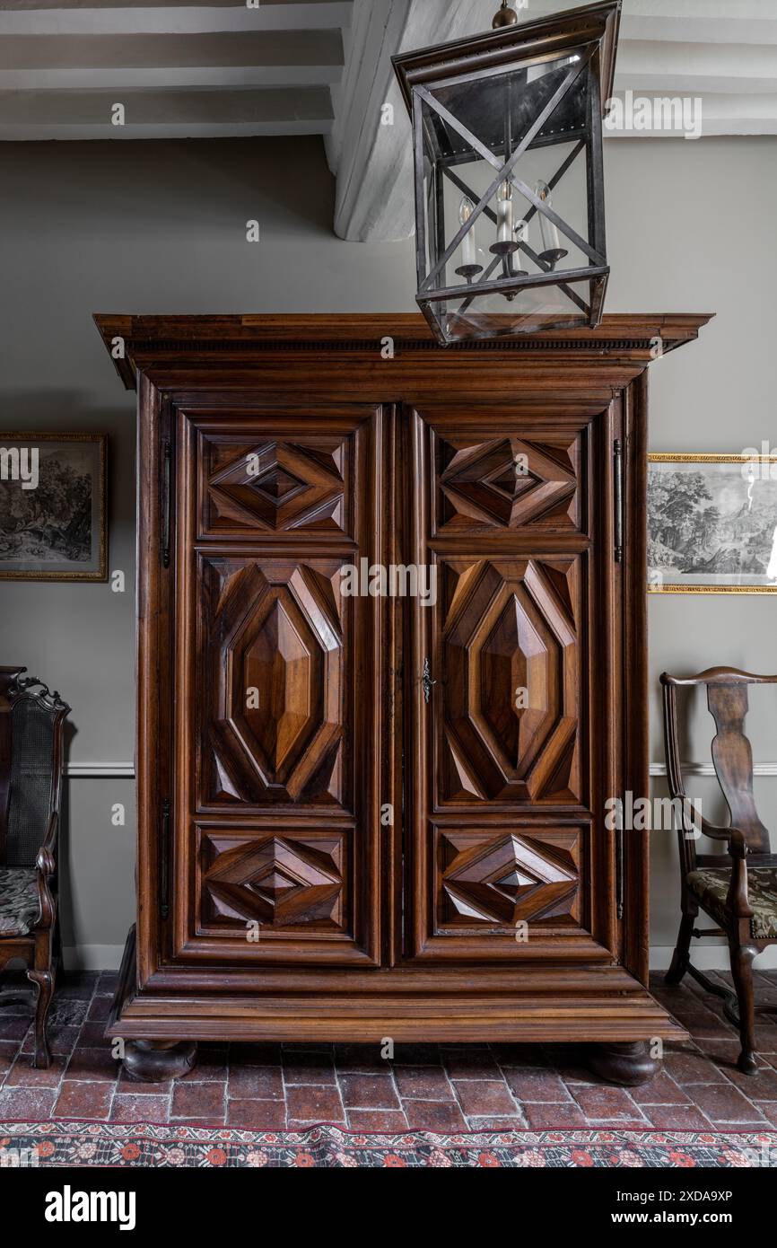Armoire en noyer dans le hall d'entrée d'un hôtel particulier en pierre rénové datant de 1770 à Saulieu, Bourgogne, France. Banque D'Images