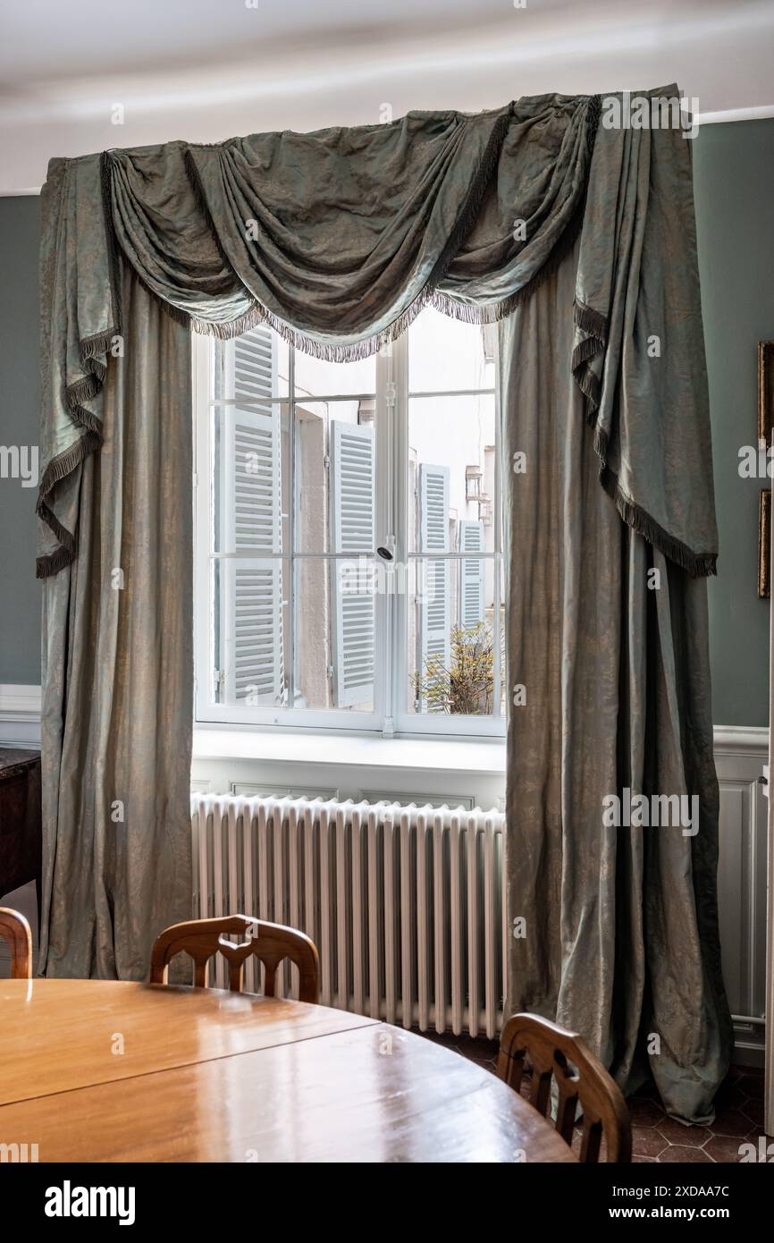 Élégants rideaux dans la fenêtre de l'hôtel particulier en pierre rénové datant de 1770 à Saulieu, Bourgogne, France. Banque D'Images
