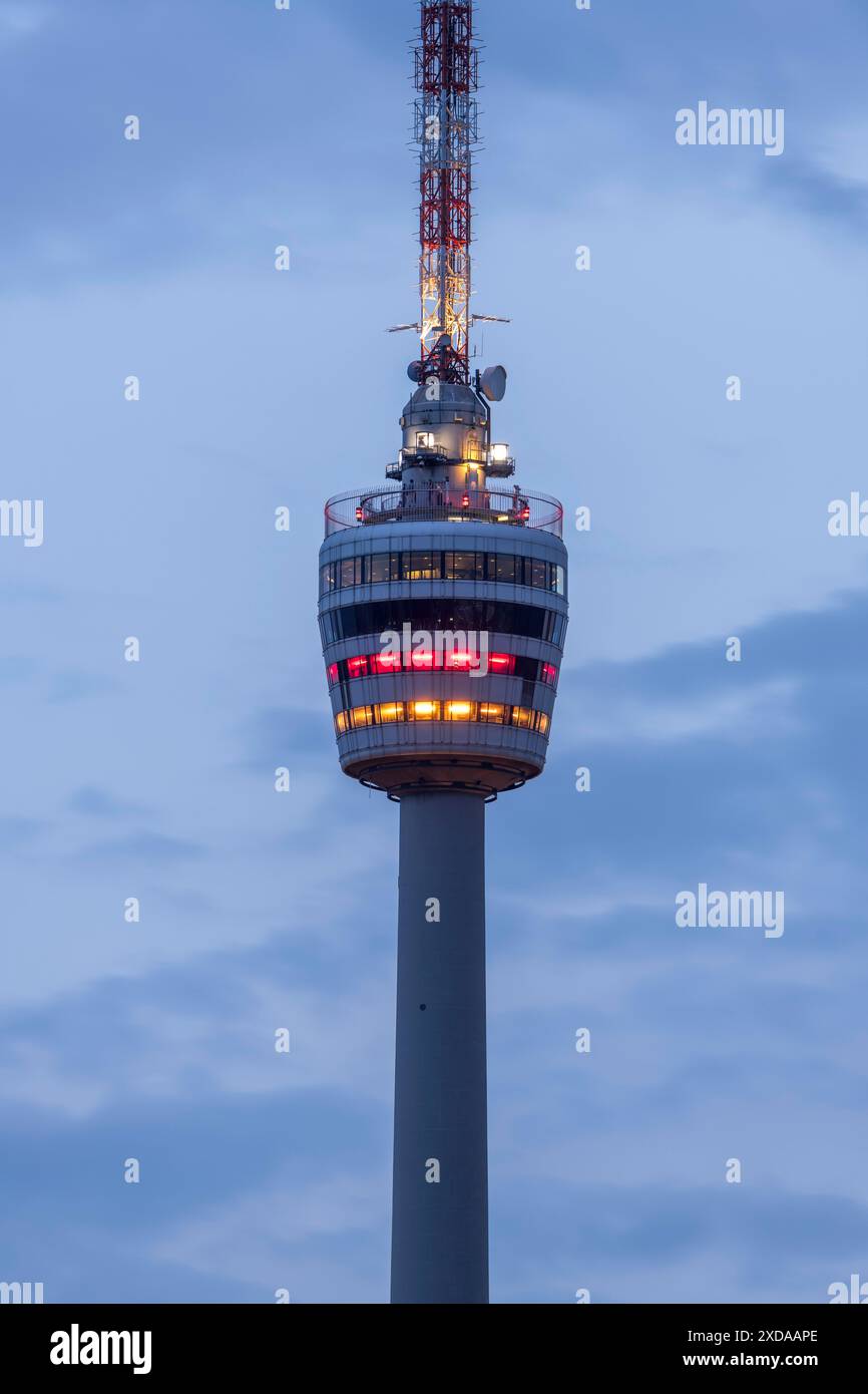 La tour de télévision de Stuttgart s'illumine aux couleurs nationales noir, rouge et or pour le Championnat d'Europe de football 2024, en soirée, Stuttgart Banque D'Images