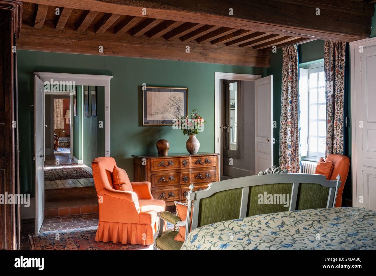 Plafond à poutres apparentes et commode antique dans la chambre d'un hôtel particulier en pierre rénové datant de 1770 à Saulieu, Bourgogne, France. Banque D'Images