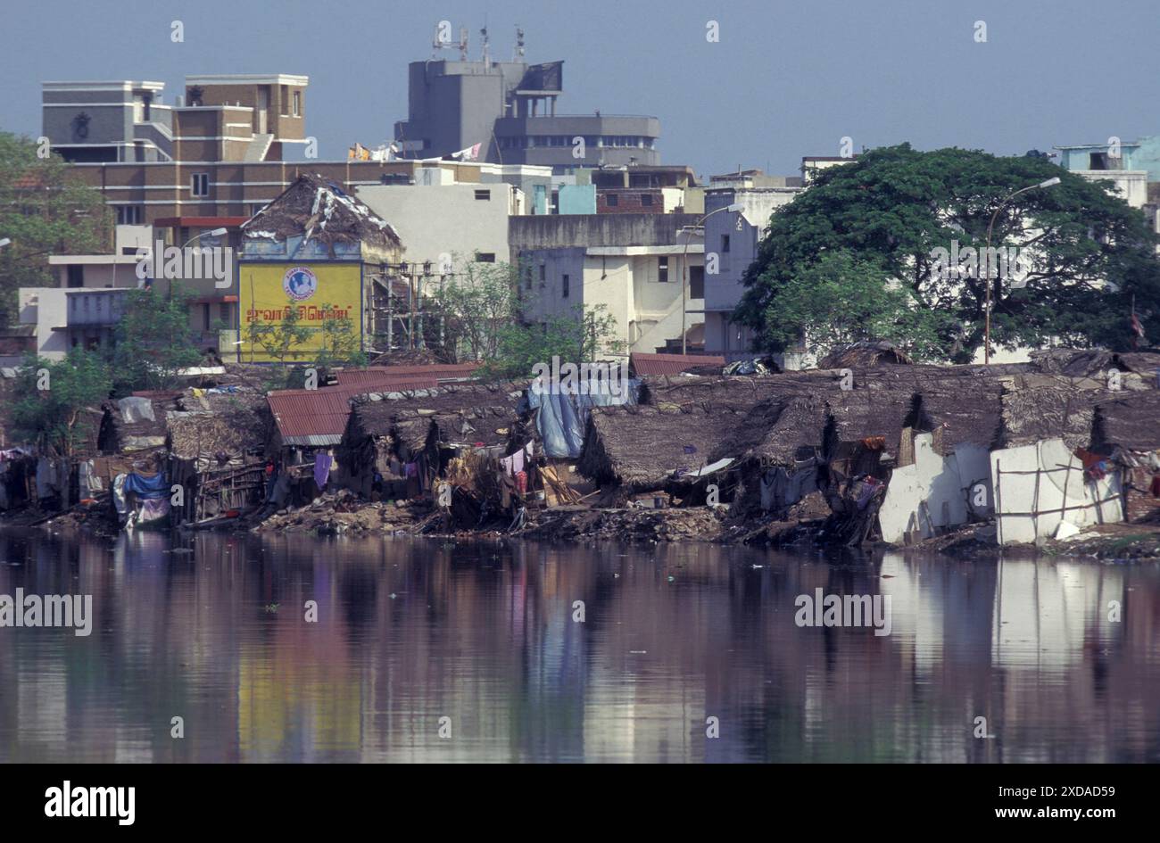 Pollution sur et dans une rivière dans la ville de Chennai dans la province du Tamil Nadu en Inde. Inde, Chennai, avril 1998 Banque D'Images