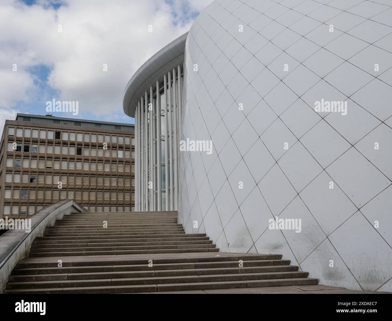 Escalier courbe menant à un bâtiment moderne avec des éléments architecturaux élégants, luxembourg Banque D'Images