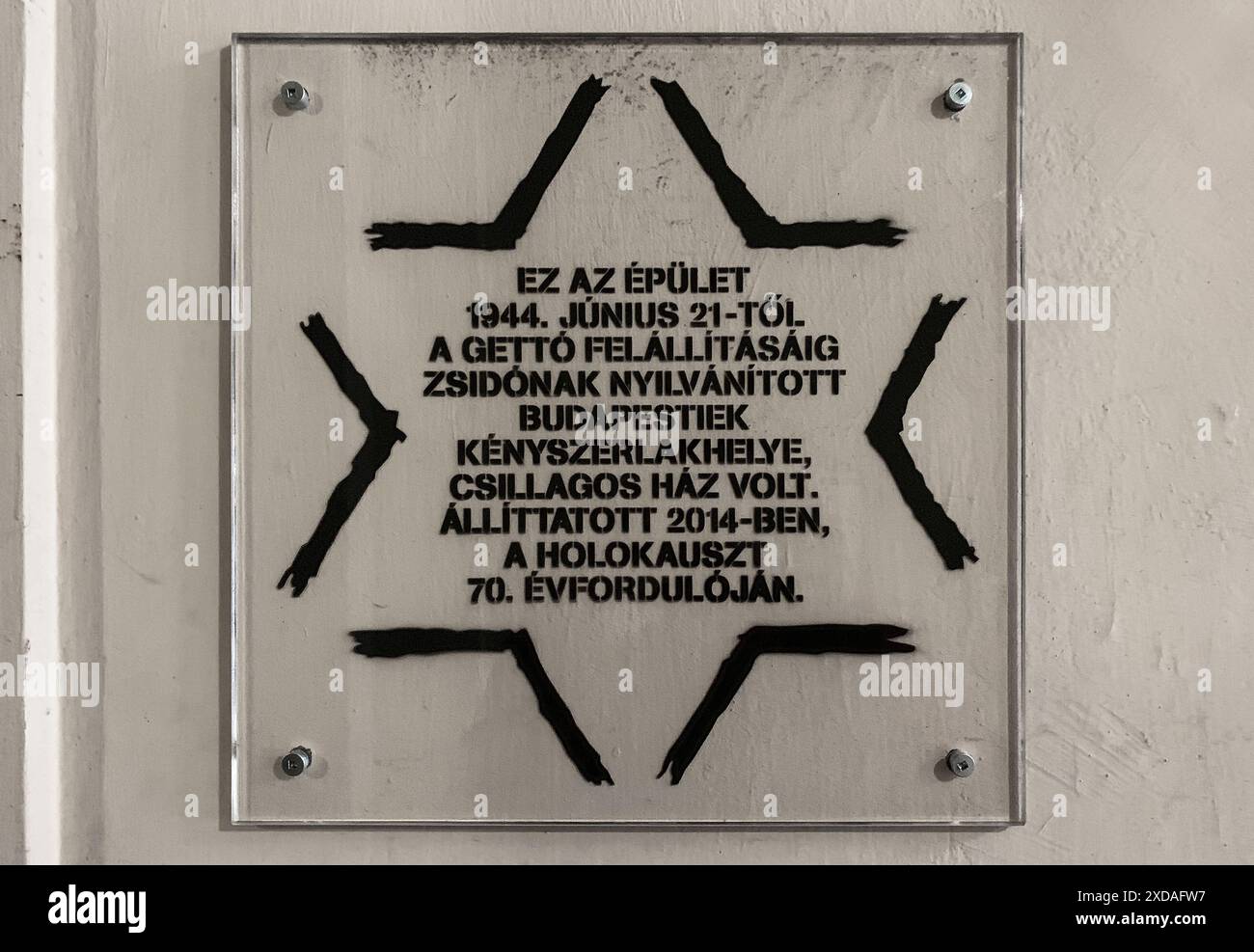 Budapest, Hongrie. 21 juin 2024 : plaque commémorative dans l'un des bâtiments désignés où 220 000 personnes ciblées ont été obligées de déménager après avoir été expulsées de leurs maisons. Aujourd'hui, les Hongrois commémorent le 80e anniversaire de ce réseau unique dans l'histoire de l'Holocauste en Europe. Du hongrois : 'du 21 juin 1944 jusqu'à la création du ghetto, ce bâtiment était l'endroit où les citoyens de Budapest définis comme juifs ont été forcés de vivre : une maison étoilée jaune. Érigé en 2014, à l'occasion du 70e anniversaire de l'Holocauste. Comme le ghetto, les maisons ont servi de phase préparatoire à la déportation. Crédit : Kevin Izorce/Alamy Live News Banque D'Images