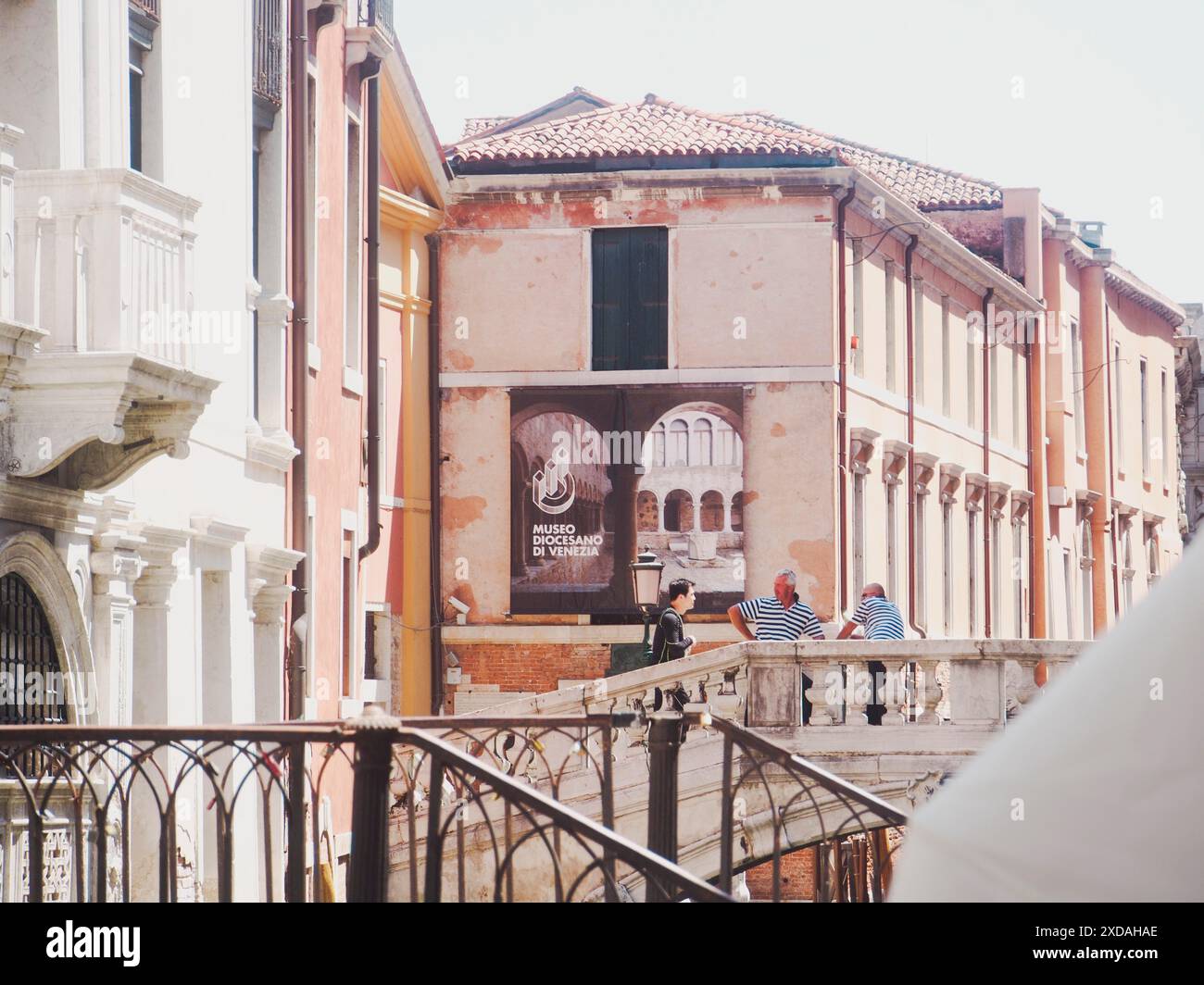 Scène de rue avec des gens, des bâtiments historiques, et un panneau de musée par une journée ensoleillée, Venise, Italie, 30 juin 2020 Banque D'Images