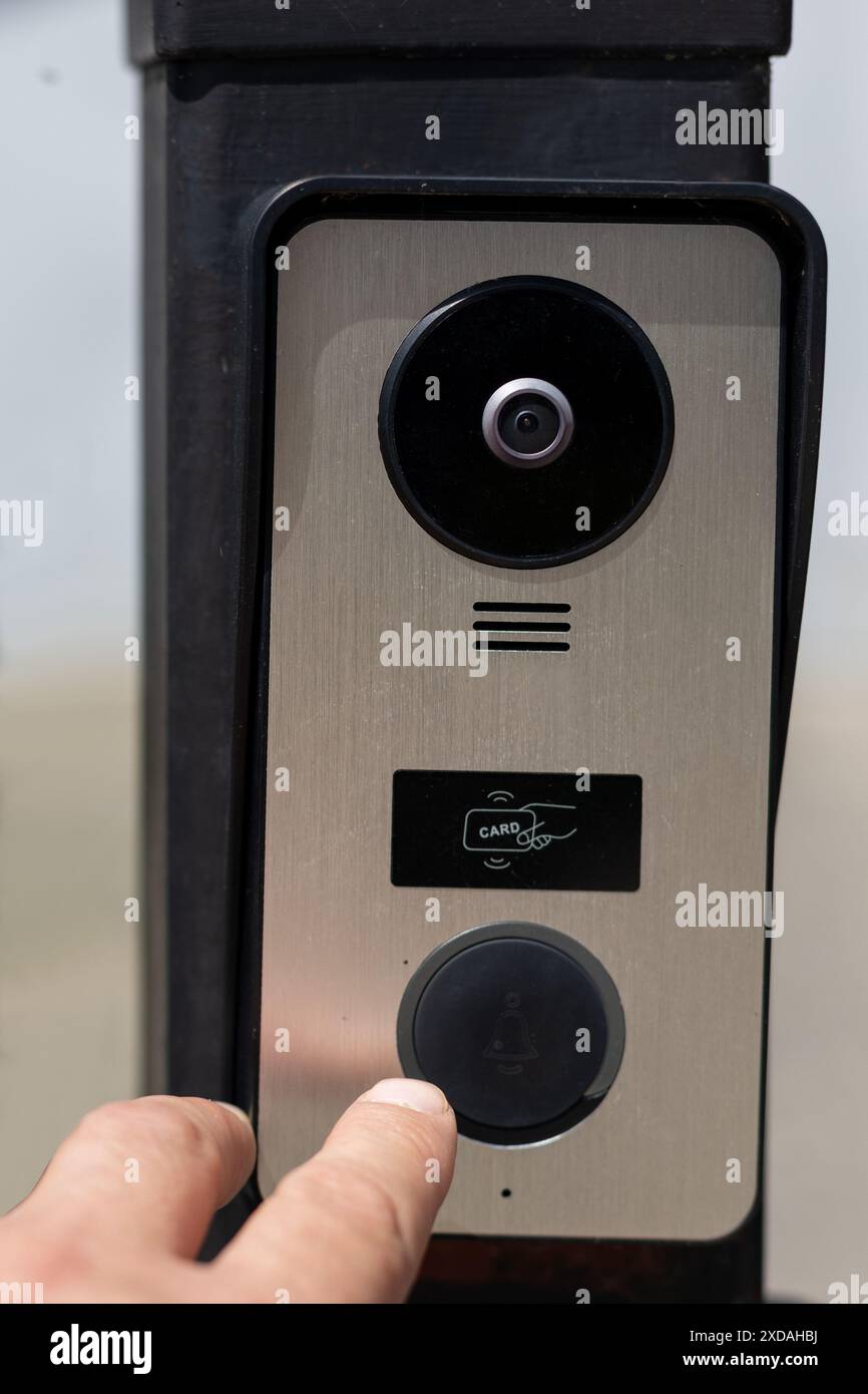 Empreinte digitale Doorbell gros plan sur Iron Gate Banque D'Images