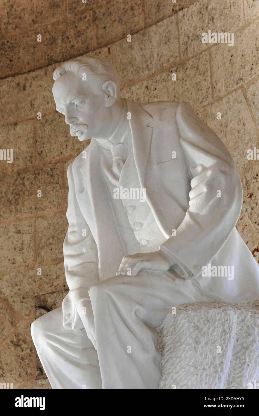 Monument de Jose Marti, Mausolée, Cementerio Santa Ifigenia, Santiago de Cuba, Cuba, Amérique centrale, statue blanche d'un homme en costume, assis dedans Banque D'Images