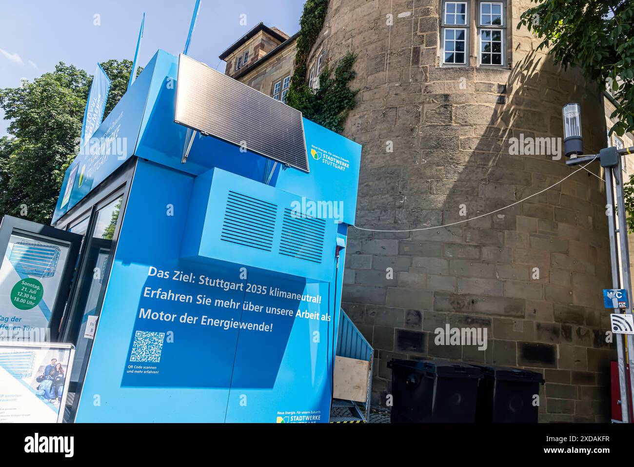 Infostand der Stadtwerke Stuttgart. Ziel Klimaneutralität. // 19.06.2024 : Stuttgart, Baden-Württemberg, Deutschland, Europa *** Stadtwerke Stuttgart stand d'information pour la neutralité climatique 19 06 2024 Stuttgart, Baden Württemberg, Allemagne, Europe Banque D'Images