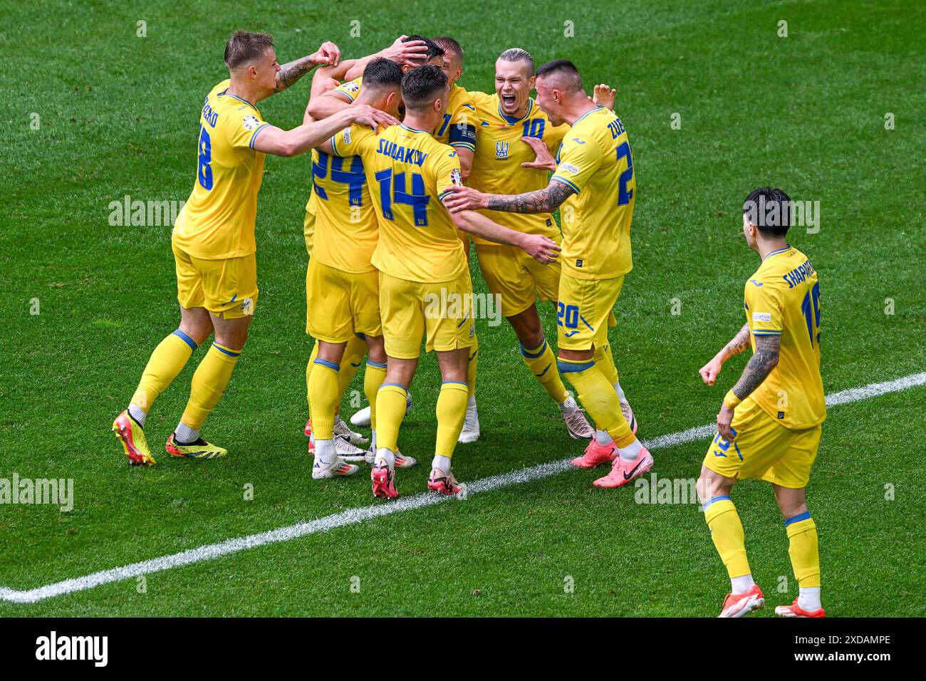 Dusseldorf, Allemagne. 21 juin 2024. Roman Yaremchuk (9 ans) de l'Ukraine marque 1-2 et l'Ukraine célèbre lors d'un match de football entre les équipes nationales de Slovaquie et d'Ukraine le 2e jour du Groupe E dans la phase de groupes du tournoi UEFA Euro 2024, le vendredi 21 juin 2024 à Dusseldorf, Allemagne . Crédit : Sportpix/Alamy Live News Banque D'Images