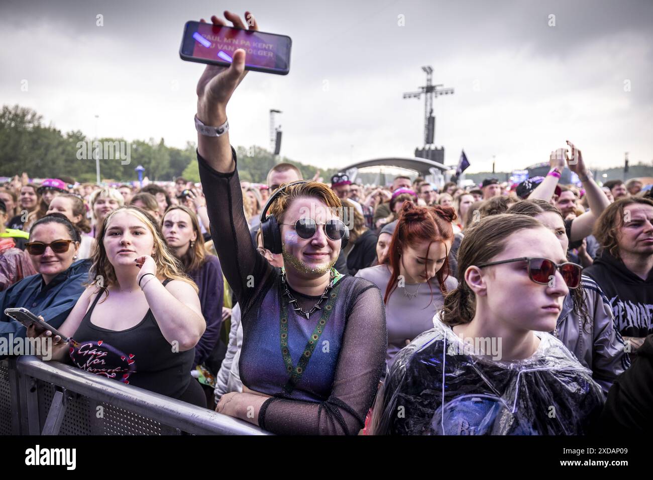 Landgraaf, pays-Bas. 21 juin 2024. LANDGRAAF - festivaliers pendant le premier jour du festival de musique Pinkpop. ANP MARCEL VAN HOORN pays-bas Out - belgique Out crédit : ANP/Alamy Live News Banque D'Images