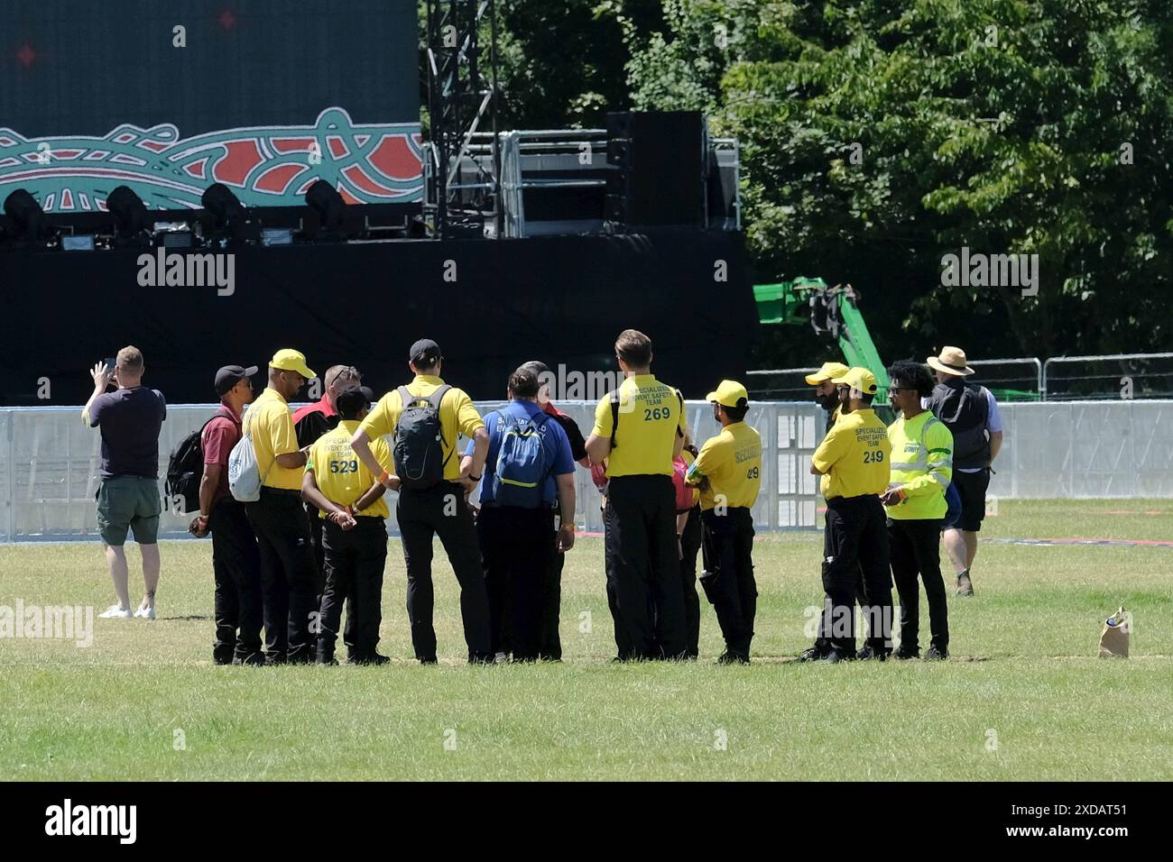 Newport, Royaume-Uni. 21 juin 2024. Les membres de l'équipe de sécurité du festival sont informés avant l'ouverture de la main Stage Arena au festival de l'île de Wight. Le Festival de l'île de Wight est un festival de musique britannique qui a lieu chaque année à Newport sur l'île de Wight, en Angleterre. Crédit : SOPA images Limited/Alamy Live News Banque D'Images