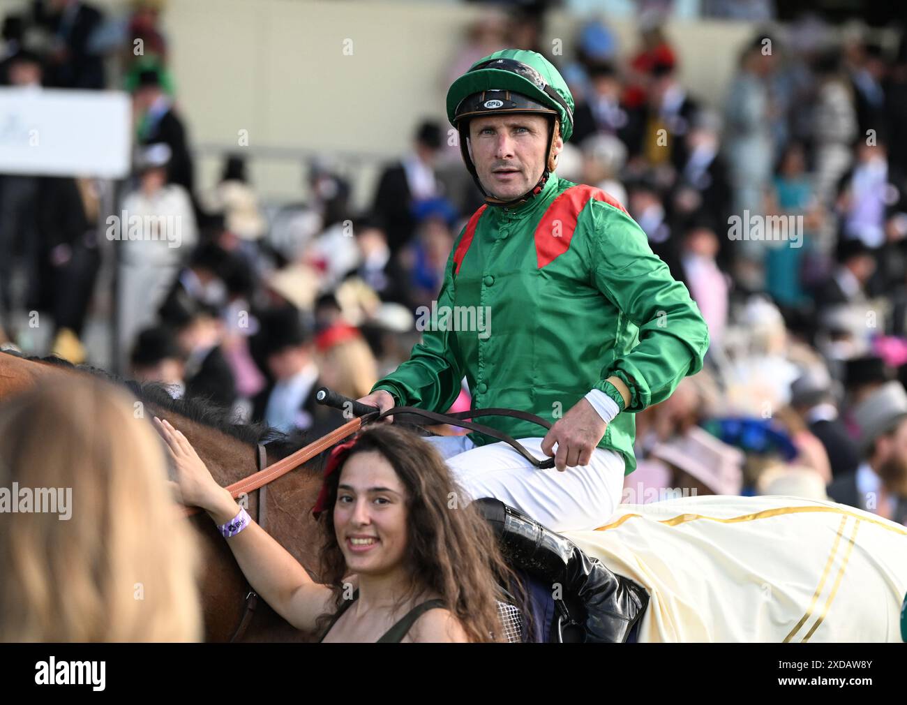 21 juin 2024 ; Ascot Racecourse, Berkshire, Angleterre : Royal Ascot Horse Racing, jour 4 ; Stéphane Pasquier après avoir monté Calandagan à la victoire dans la course 6 ; les King Edward VII Stakes Banque D'Images