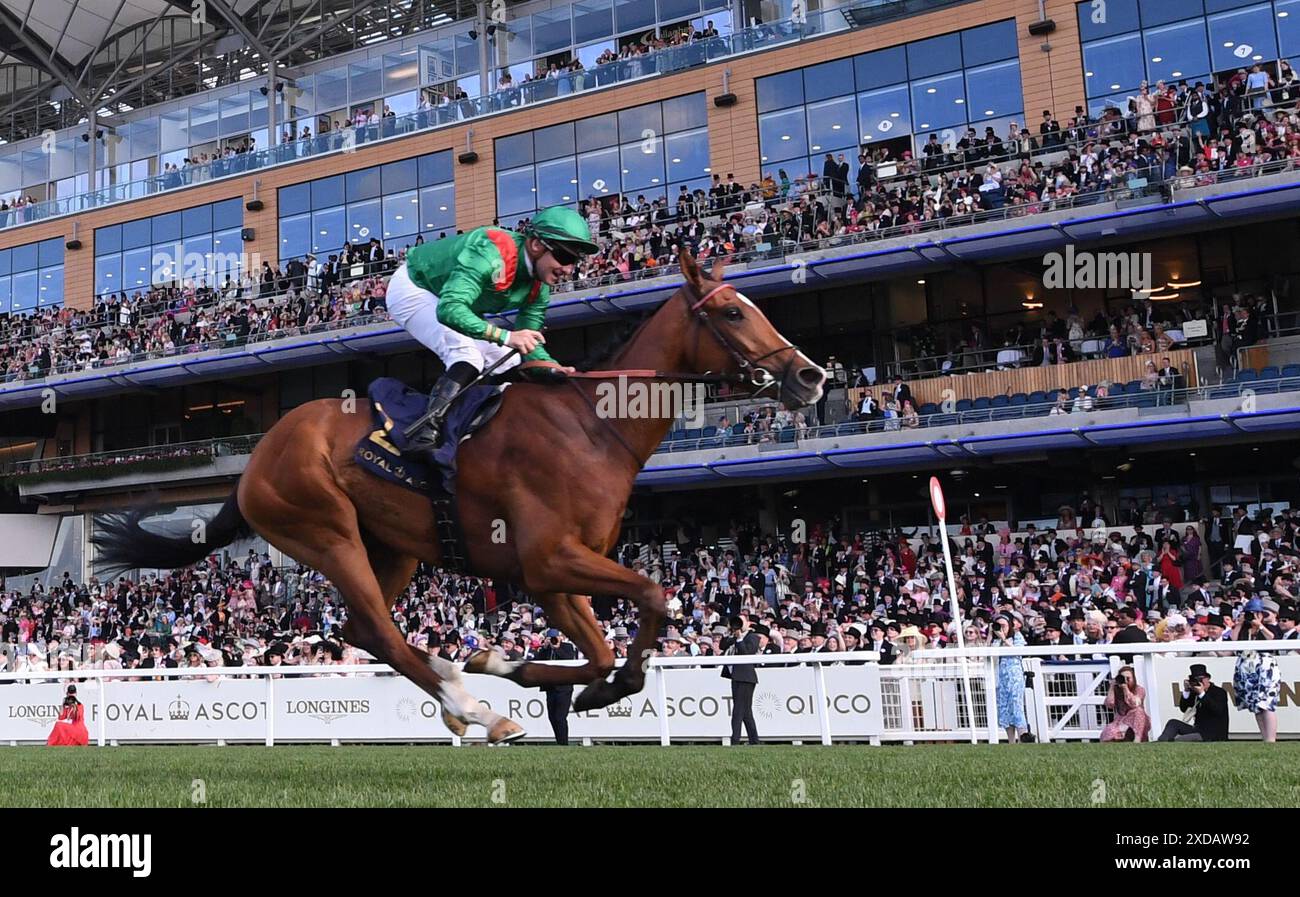 21 juin 2024 ; Ascot Racecourse, Berkshire, Angleterre : Royal Ascot Horse Racing, jour 4 ; Calandagan monté par Stéphane Pasquier entraîné par F-H Graffard remporte la course 6 ; les King Edward VII Stakes Banque D'Images