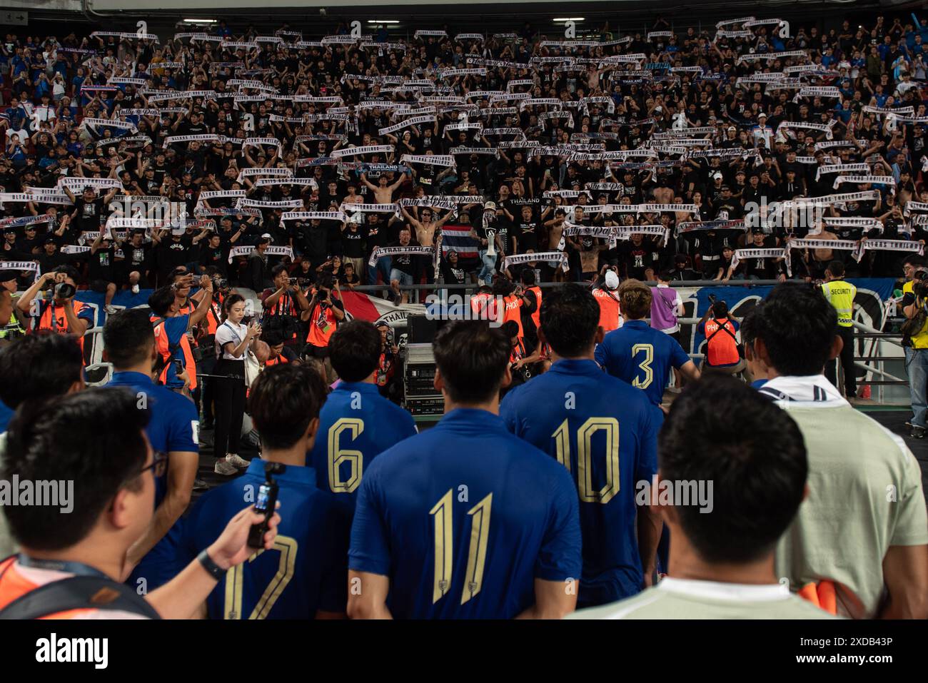 Bangkok, Thaïlande. 11 juin 2024. Les joueurs et les personnes impliquées dans l'équipe nationale thaïlandaise remercient les fans de football après le tour de qualification de l'équipe nationale thaïlandaise de la Coupe du monde de la FIFA 26 AFC qualifications Round deux Groupe C, au stade national Rajamangala le 11 juin 2024 à Bangkok, Thaïlande. (Photo de Teera Noisakran/Pacific Press/Sipa USA) crédit : Sipa US/Alamy Live News Banque D'Images