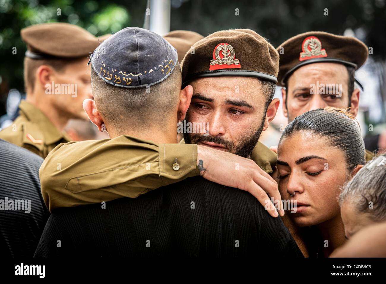 Un soldat israélien embrasse un ami lors des funérailles du soldat mort Omer Smadga, au cimetière militaire de Netanya vendredi 21 juin 2024. Smadga est morte jeudi au combat avec le Hamas dans la bande de Gaza. Son père, Oren, a parlé par-dessus sa tombe et a appelé les FDI à continuer à se battre aussi dur que possible, 'je dis aux soldats ici de garder la tête haute. Continuez aussi dur que possible. N'arrête pas jusqu'à ce qu'on gagne. C'est mon message à quiconque au combat. AM Israel Hai, Ó. Oren Smadga est le médaillé olympique israélien en judo des Jeux Olympiques de Barcelone 1992 et l'entraîneur actuel du JUD israélien Banque D'Images