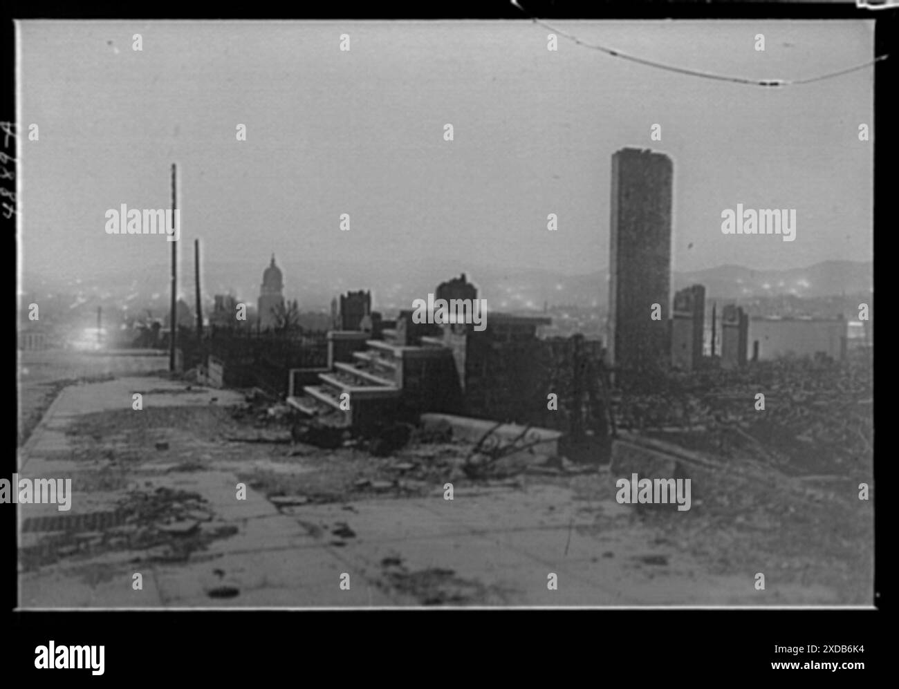 Étapes qui ne mènent nulle part (après l'incendie). Collection de photographies Genthe. Banque D'Images