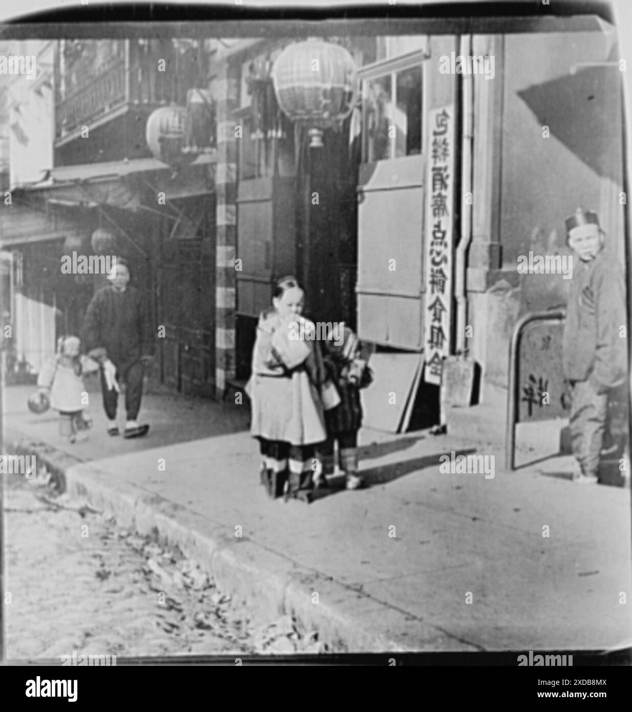 Retour à la maison, Chinatown, San Francisco , après l'école, Chinatown, San Francisco. Collection de photographies Genthe. Banque D'Images