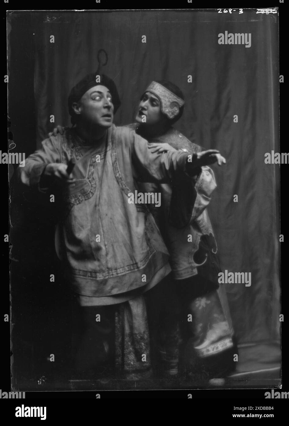 Barbour, Grace A., Miss, et J. Arthur Young, en costume de Suey Sin Fah et Lee Sin pour la pièce de théâtre "Yellow Veste". Collection de photographies Genthe. Banque D'Images