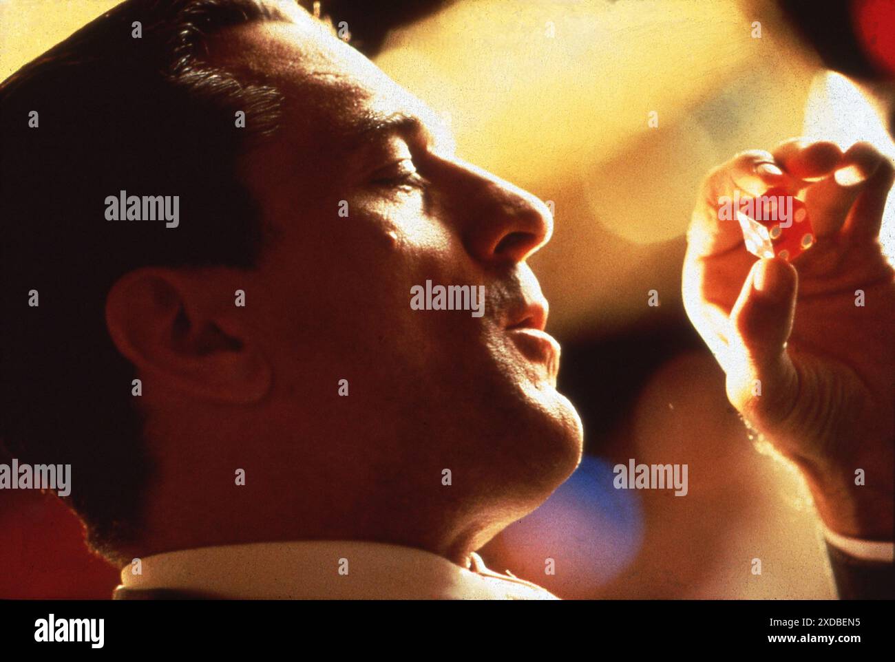 ROBERT DE NIRO tenant des dés dans CASINO 1995 réalisateur MARTIN SCORSESE livre Nicholas Pileggi scénario Nicholas Pileggi et Martin Scorsese conception de production Dante Ferretti conception de costumes John Dunn et Rita Ryack Syalis DA/ Legende entreprises / de FINNA-Cappa / GGG / Universal Pictures Banque D'Images