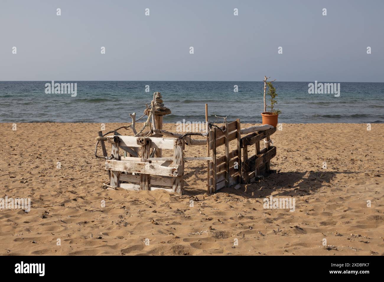 Construction de palette vintage sur la plage Banque D'Images