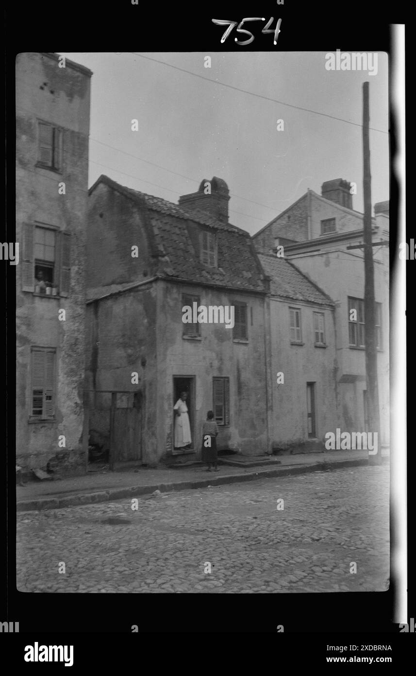 Femme et enfant debout dans ou près d'une porte, [17 Chalmers Street], Charleston, Caroline du Sud. Collection de photographies Genthe. Banque D'Images
