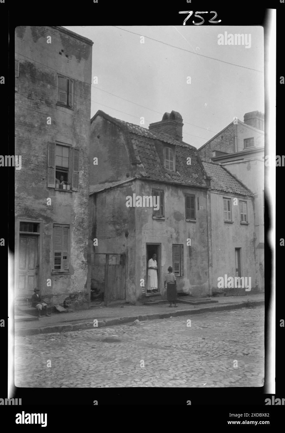 Femme et enfant debout dans ou près d'une porte, [17 Chalmers Street], Charleston, Caroline du Sud. Collection de photographies Genthe. Banque D'Images