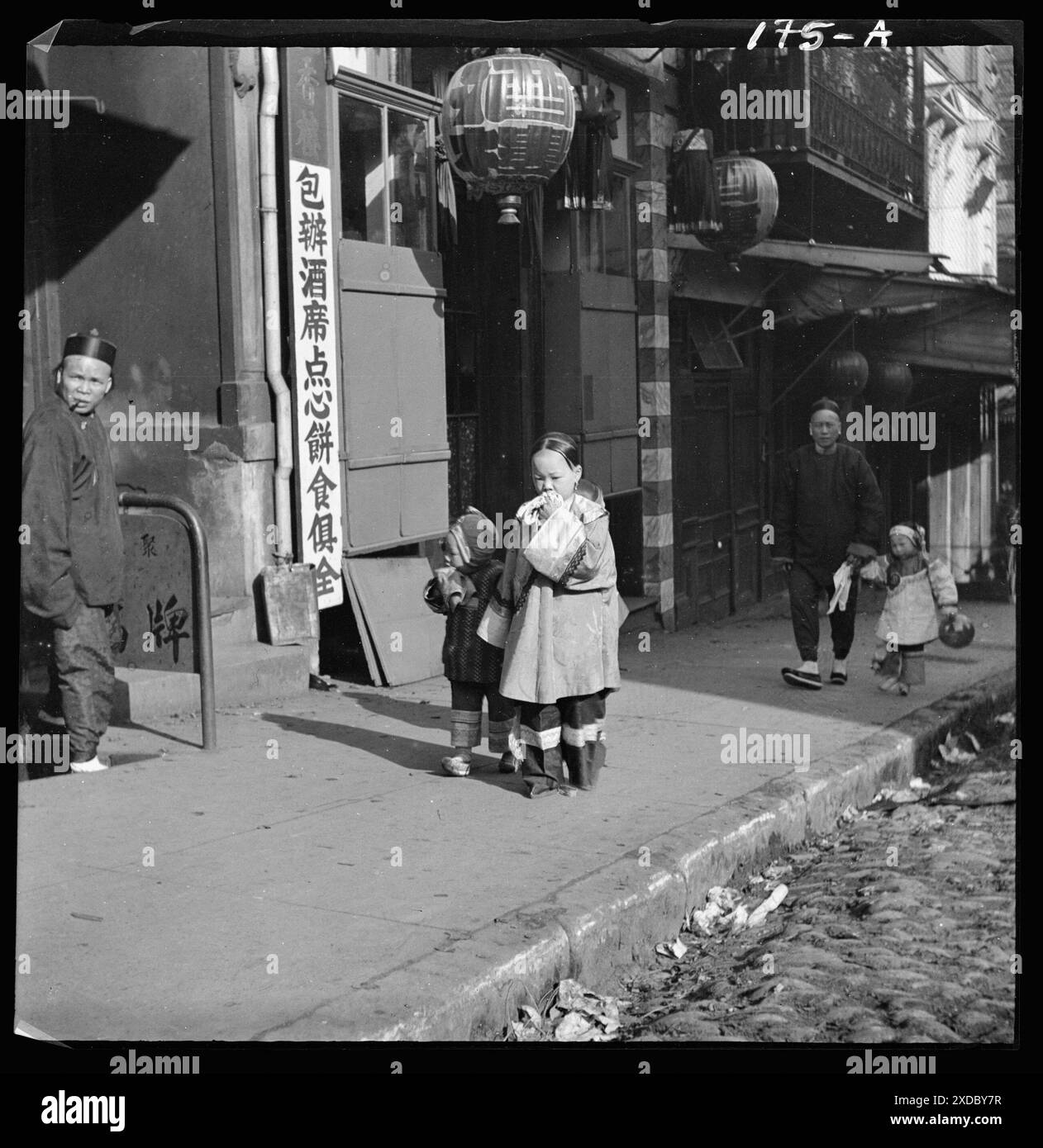 Retour à la maison, Chinatown, San Francisco , après l'école, Chinatown, San Francisco. Collection de photographies Genthe. Banque D'Images