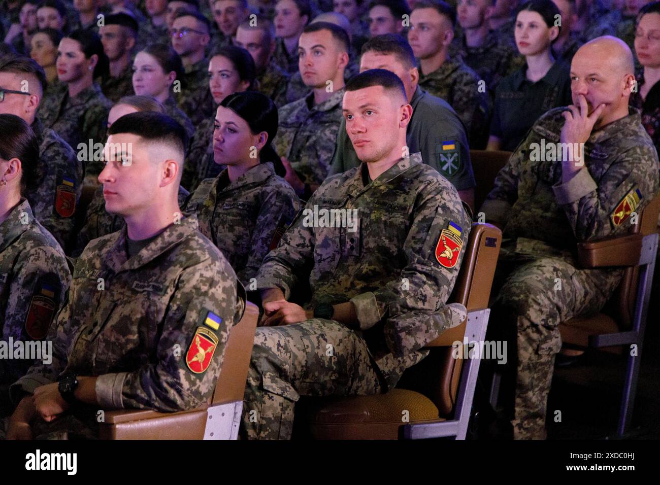 KIEV, UKRAINE - 21 JUIN 2024 - la cérémonie de remise des diplômes des lieutenants est en cours à l'Institut militaire de l'Université nationale Taras Chevtchenko de Kiev, Kiev, capitale de l'Ukraine. Banque D'Images