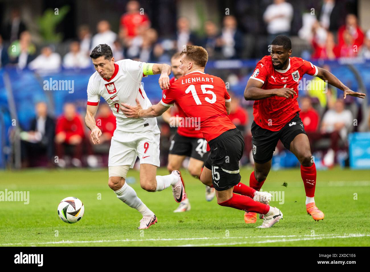 Berlin, Allemagne. 21 juin 2024. Robert Lewandowski (9 ans) de Pologne et Philipp Lienhart (15 ans) d'Autriche vus lors du match de l'UEFA Euro 2024 dans le Groupe d entre la Pologne et la Croatie à l'Olympiastadion de Berlin. Crédit : Gonzales photo/Alamy Live News Banque D'Images