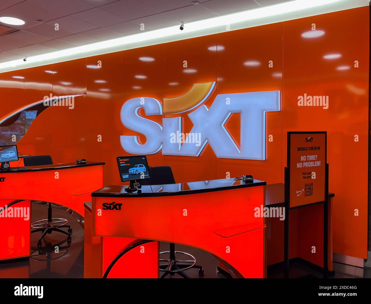 Houston, Texas, États-Unis - 1er avril 2024 : comptoir de location de voitures SIXT dans un aéroport. Banque D'Images