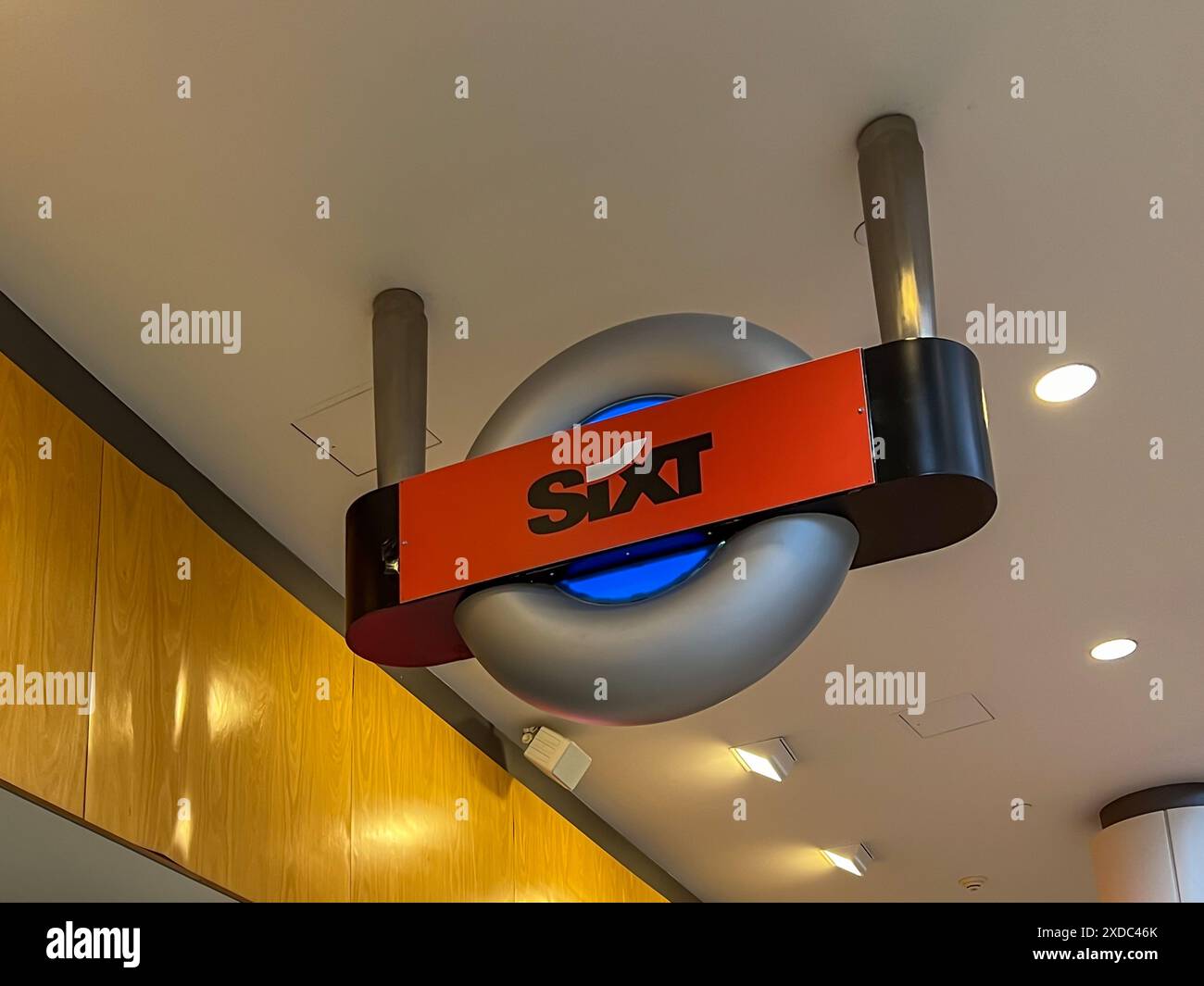 Houston, Texas, États-Unis - 1er avril 2024 : gros plan du panneau SIXT dans un aéroport. Banque D'Images Houston, Texas, États-Unis - 1er avril 2024 : gros plan du panneau SIXT dans un aéroport. Banque D'Images