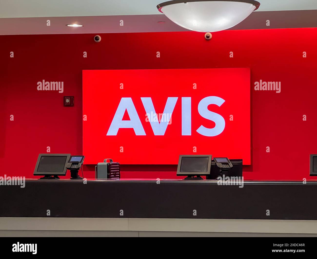 Comptoir de location de voitures avis à un aéroport. Banque D'Images