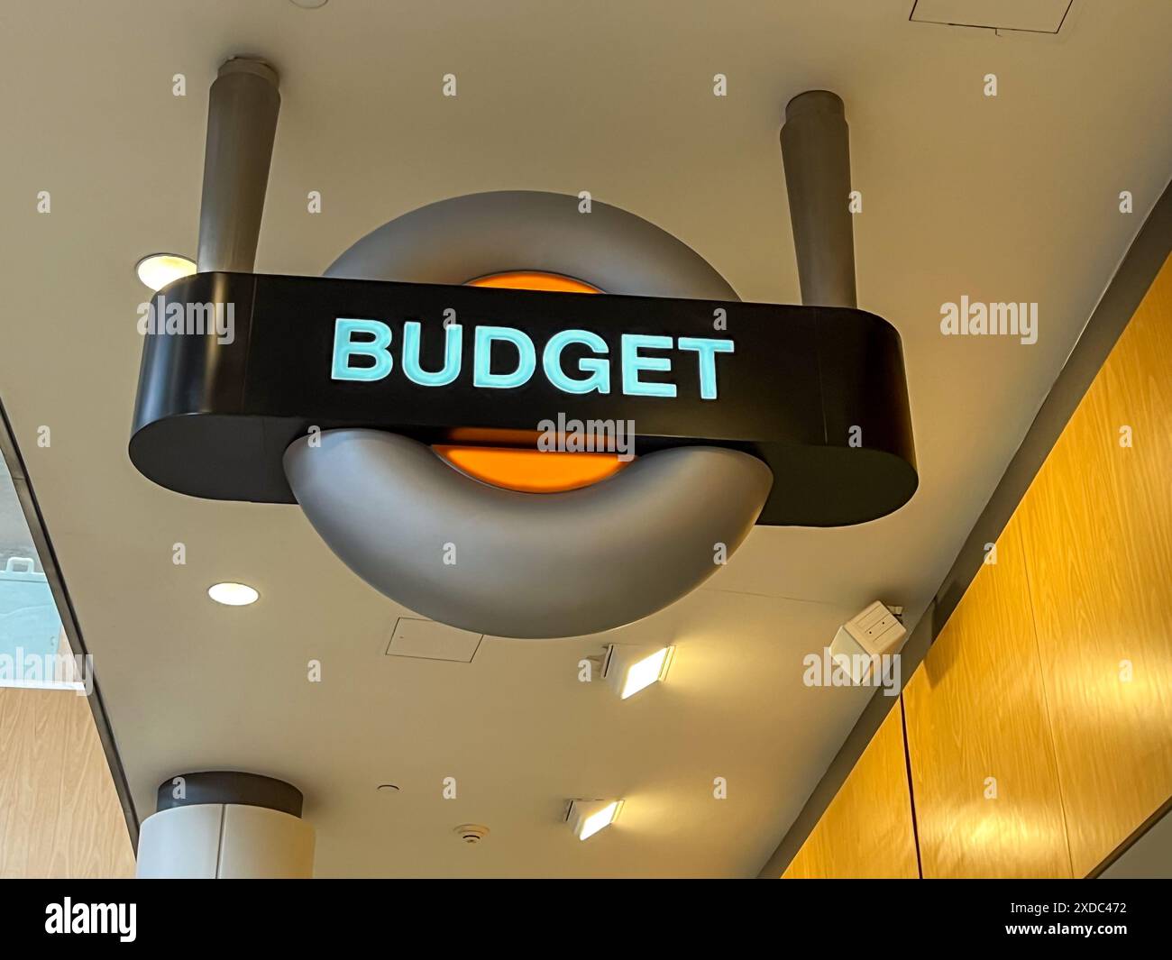 Houston, Texas, États-Unis - 1er avril 2024 : gros plan sur le panneau budget dans un aéroport. Banque D'Images Houston, Texas, États-Unis - 1er avril 2024 : gros plan sur le panneau budget dans un aéroport. Banque D'Images