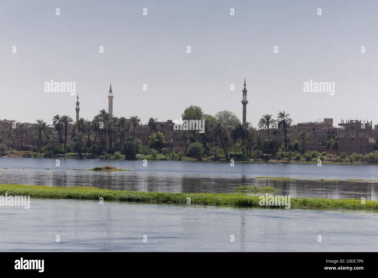 Trois minarets se dressent au-dessus de la ville d'ad Dabiyyah, sur les rives du Nil, près de Louxor, en Égypte. Banque D'Images