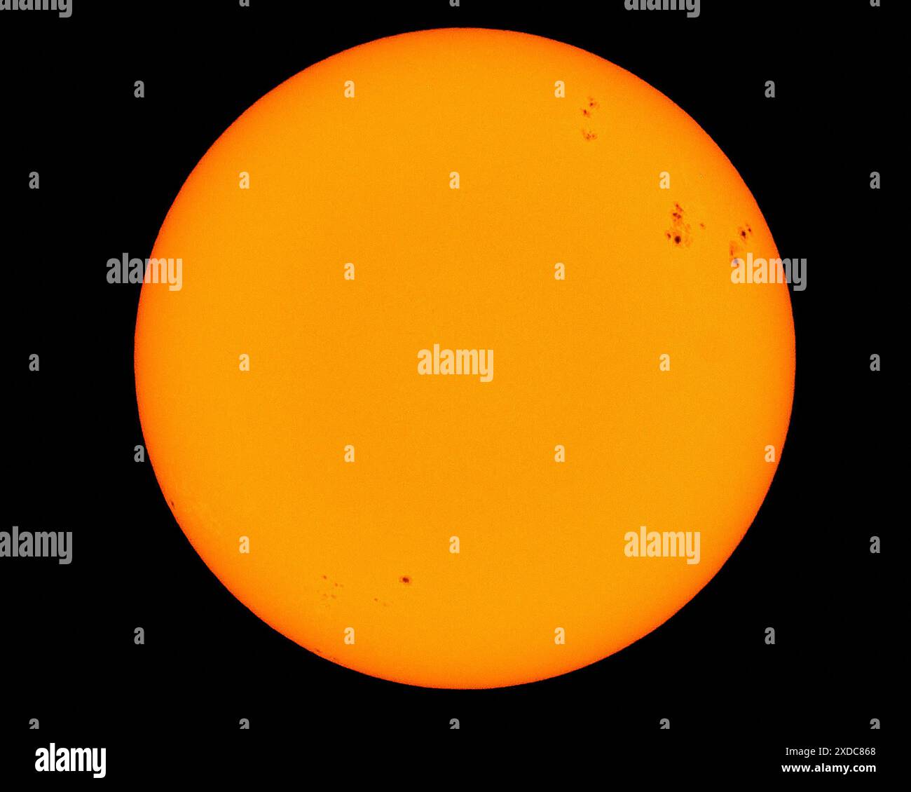 Palm Springs, Californie, États-Unis. 21 juin 2024. Les deux grandes zones Sunspot à droite, désignées AR3712 et AR3713, ont augmenté de manière significative en taille pour atteindre 3900 millions de kilomètres carrés et 3300 millions de kilomètres carrés. La zone sombre de Sunspot inférieur AR3719, est devenue très active libérant une éruption impulsive provoquant une panne radio au-dessus de l'océan Pacifique. (Crédit image : © Ian L. Sitren/ZUMA Press Wire) USAGE ÉDITORIAL SEULEMENT! Non destiné à UN USAGE commercial ! Banque D'Images