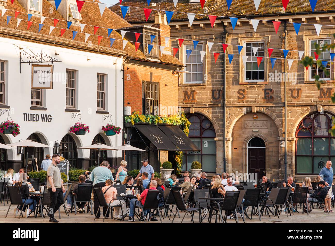 Warwick Market place, Angleterre Royaume-Uni : les gens apprécient les repas et les boissons al fresco lors d'une chaude soirée d'été. Banque D'Images