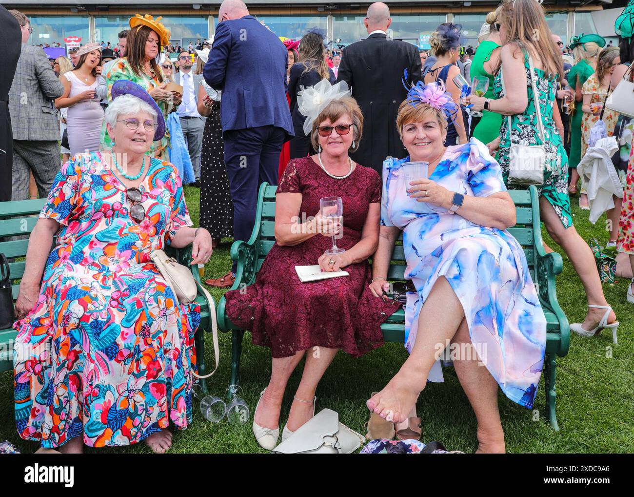 Ascot, Berkshire, Royaume-Uni. 21 juin 2024. Les amateurs de courses profitent de leur après-midi en regardant les courses, assis et debout sur la pelouse avec de la nourriture et des boissons. Royal Ascot jour 4 à l'hippodrome d'Ascot dans le Berkshire. Crédit : Imageplotter/Alamy Live News Banque D'Images