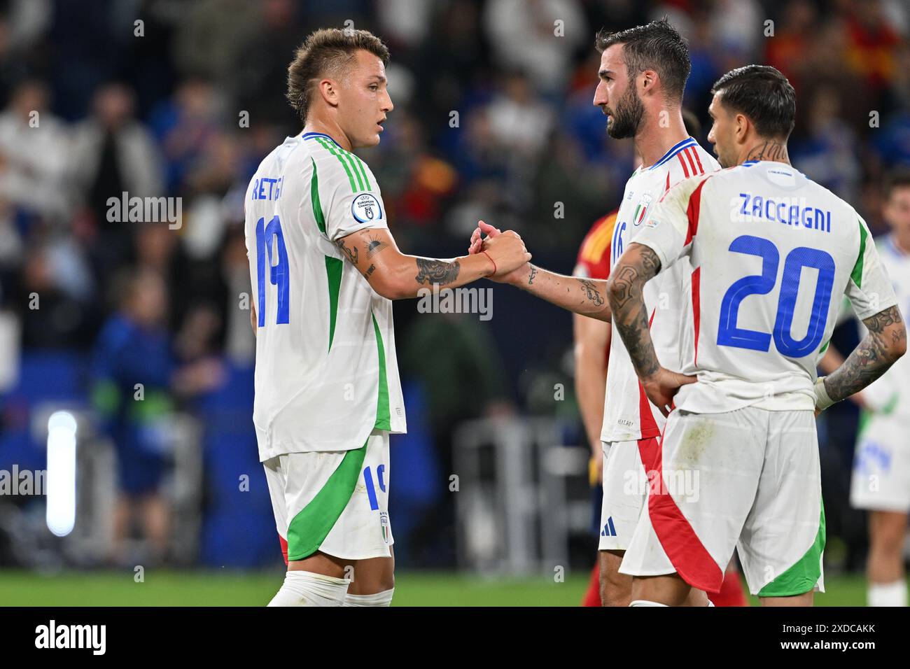 Mateo Retegui (19 ans), d'Italie, et Bryan Cristante (16 ans), d'Italie, photographiés après un match de football entre les équipes nationales d'Espagne et d'Italie le 2e jour de match du groupe B dans la phase de groupes du tournoi UEFA Euro 2024 , le vendredi 20 juin 2024 à Gelsenkirchen , Allemagne . PHOTO SPORTPIX | David Catry Banque D'Images