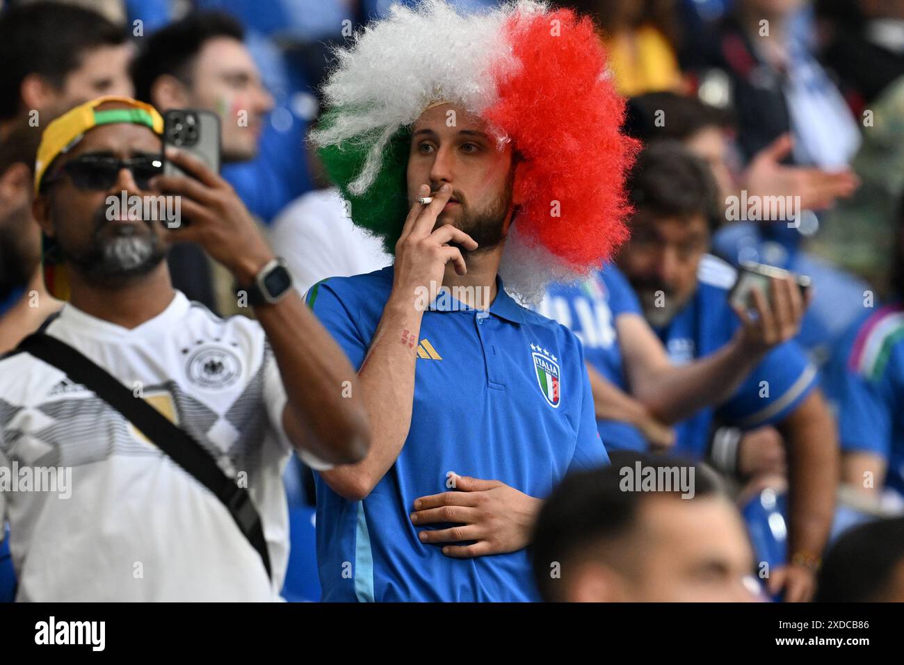 Gelsenkirchen, Allemagne. 20 juin 2024. Fans et supporters de l'Italie fumant des cigarettes dans un STADE NON FUMEUR lors d'un match de football entre les équipes nationales d'Espagne et d'Italie le 2ème jour de match du Groupe B dans la phase de groupes du tournoi UEFA Euro 2024, le vendredi 20 juin 2024 à Gelsenkirchen, Allemagne . Crédit : Sportpix/Alamy Live News Banque D'Images