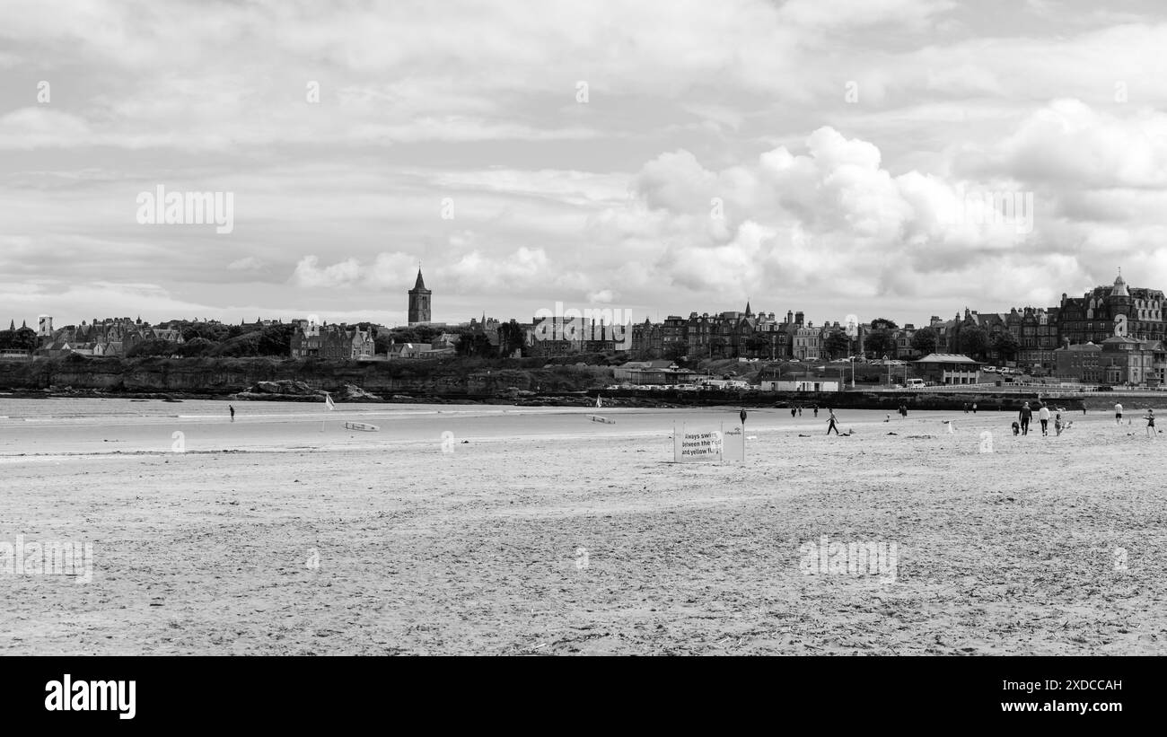 les gens marchant sur la plage pendant une journée ensoleillée Banque D'Images