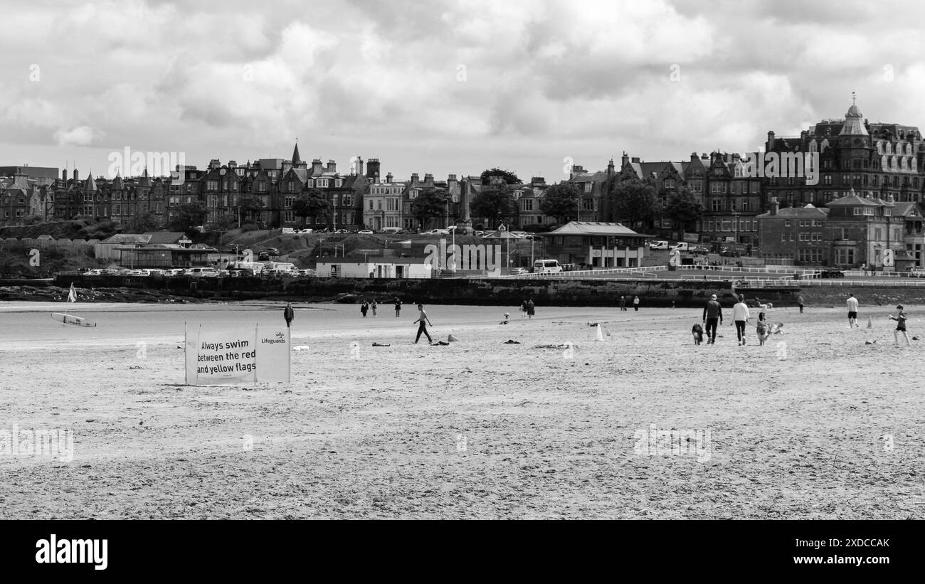 les gens marchant sur la plage pendant une journée ensoleillée Banque D'Images