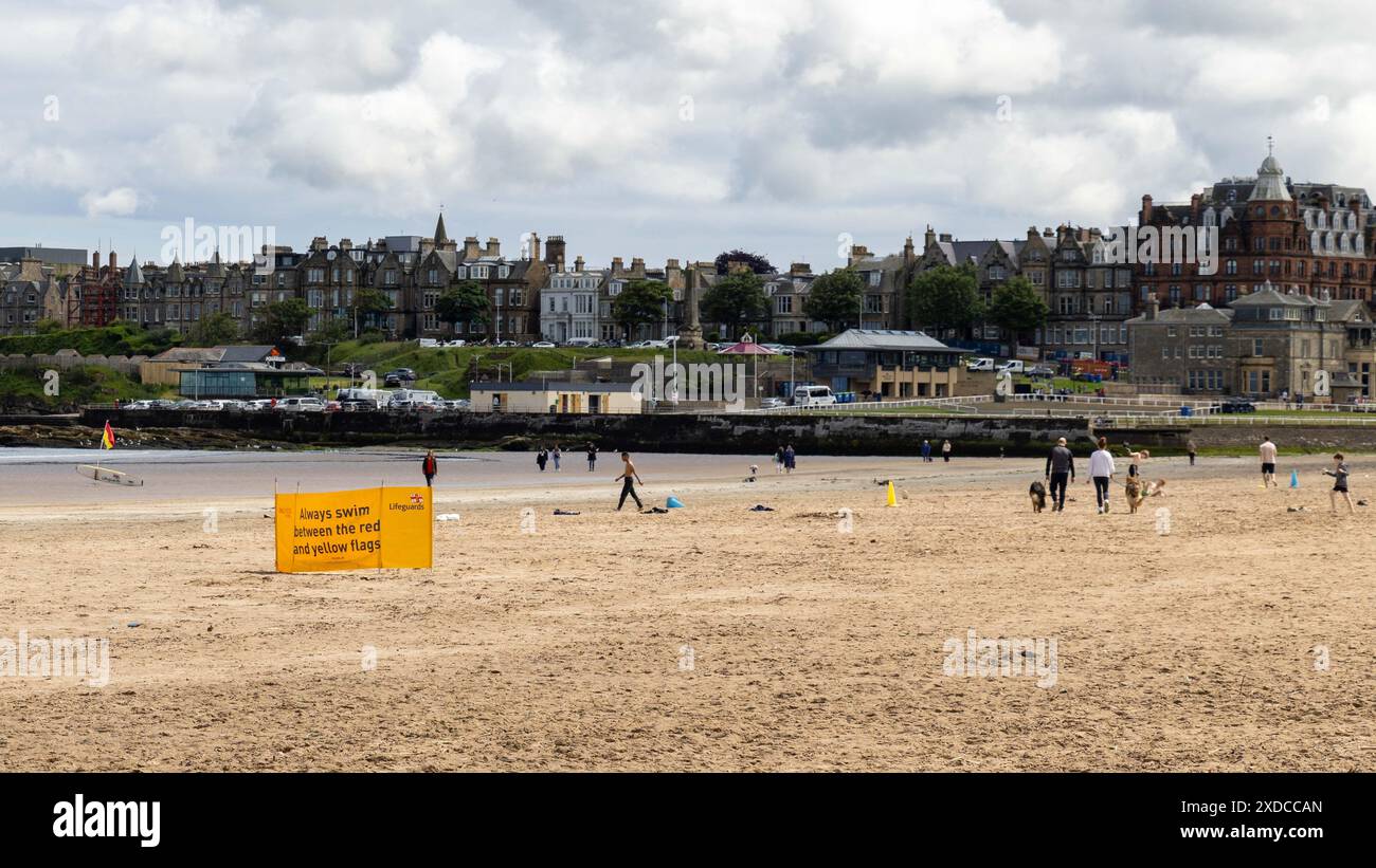 les gens marchant sur la plage pendant une journée ensoleillée Banque D'Images