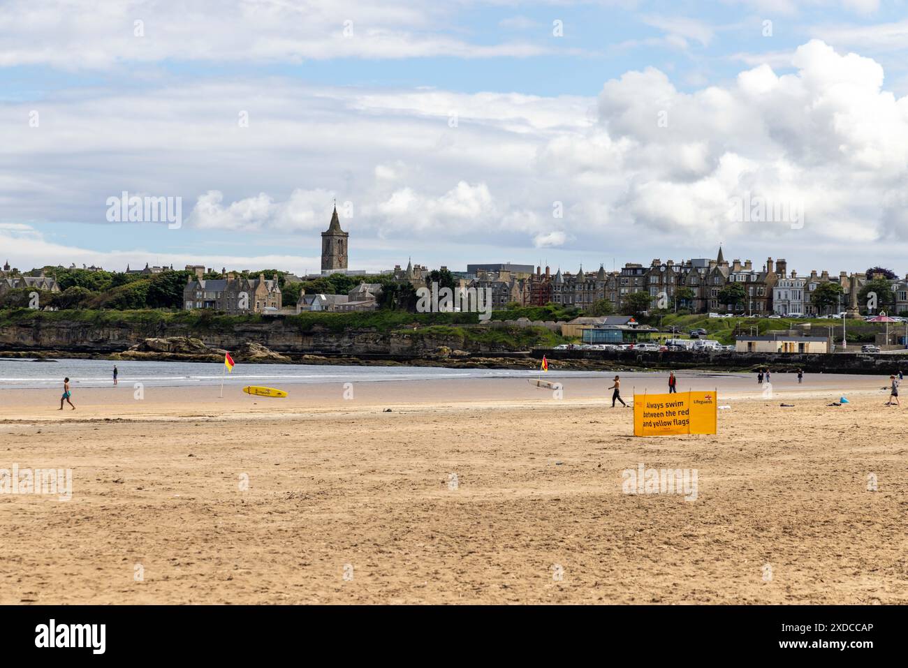 les gens marchant sur la plage pendant une journée ensoleillée Banque D'Images