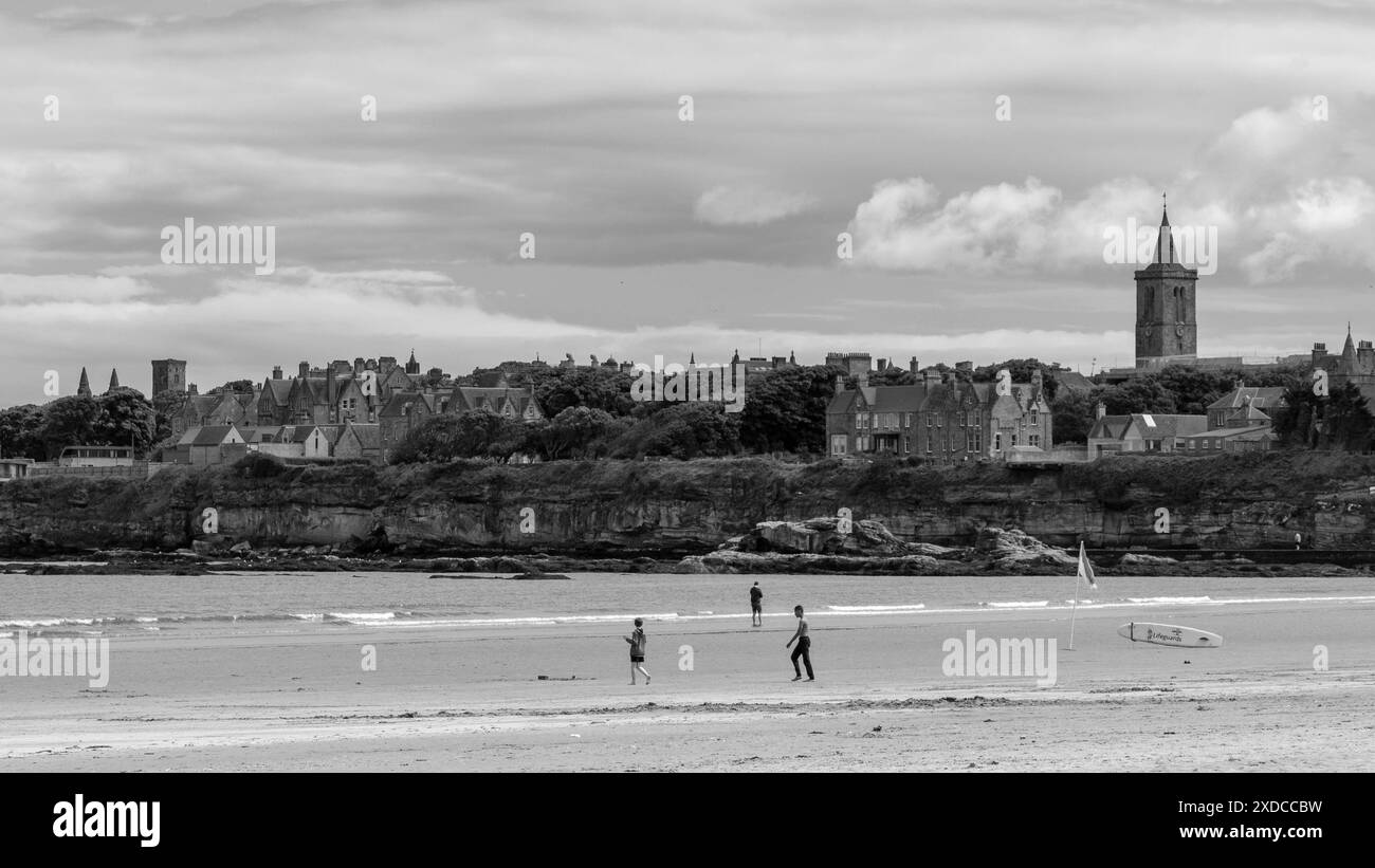 les gens marchant sur la plage pendant une journée ensoleillée Banque D'Images