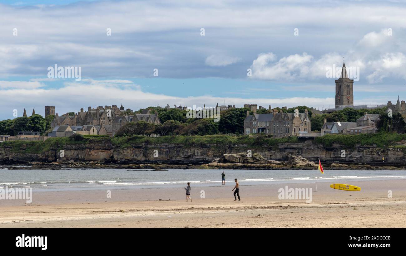 les gens marchant sur la plage pendant une journée ensoleillée Banque D'Images