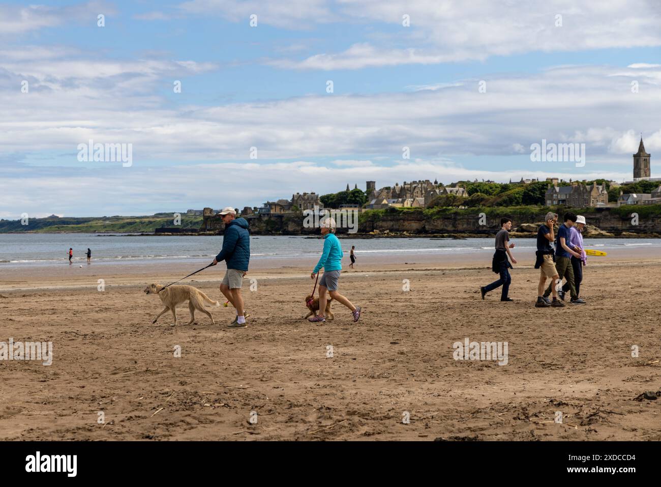 les gens marchant sur la plage pendant une journée ensoleillée Banque D'Images
