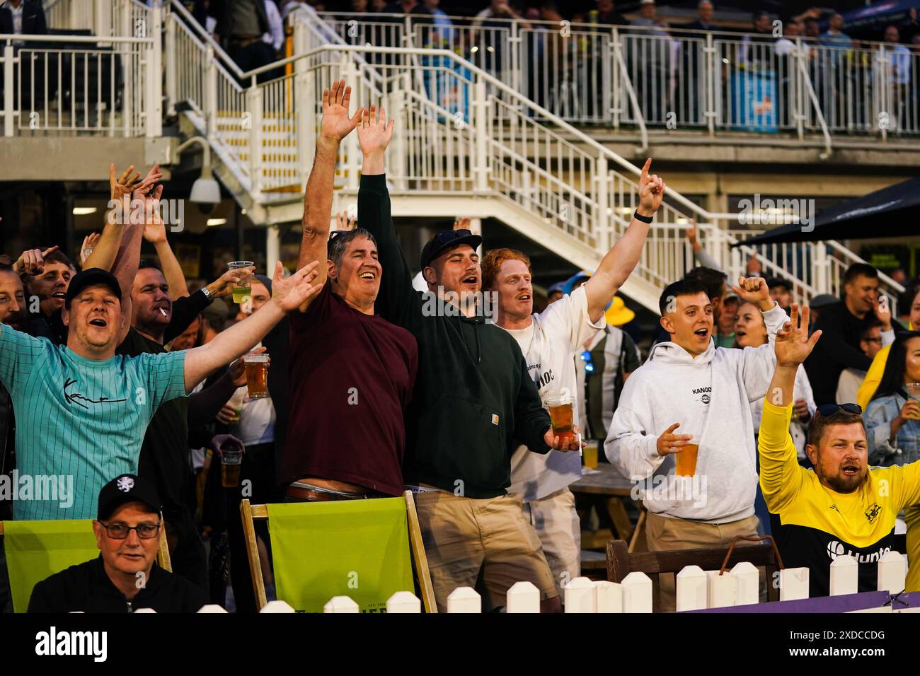 Bristol, Royaume-Uni, 21 juin 2024. Les fans du Gloucestershire lors du T20 Vitality Blast match entre le Gloucestershire et le Somerset. Crédit : Robbie Stephenson/Gloucestershire Cricket/Alamy Live News Banque D'Images