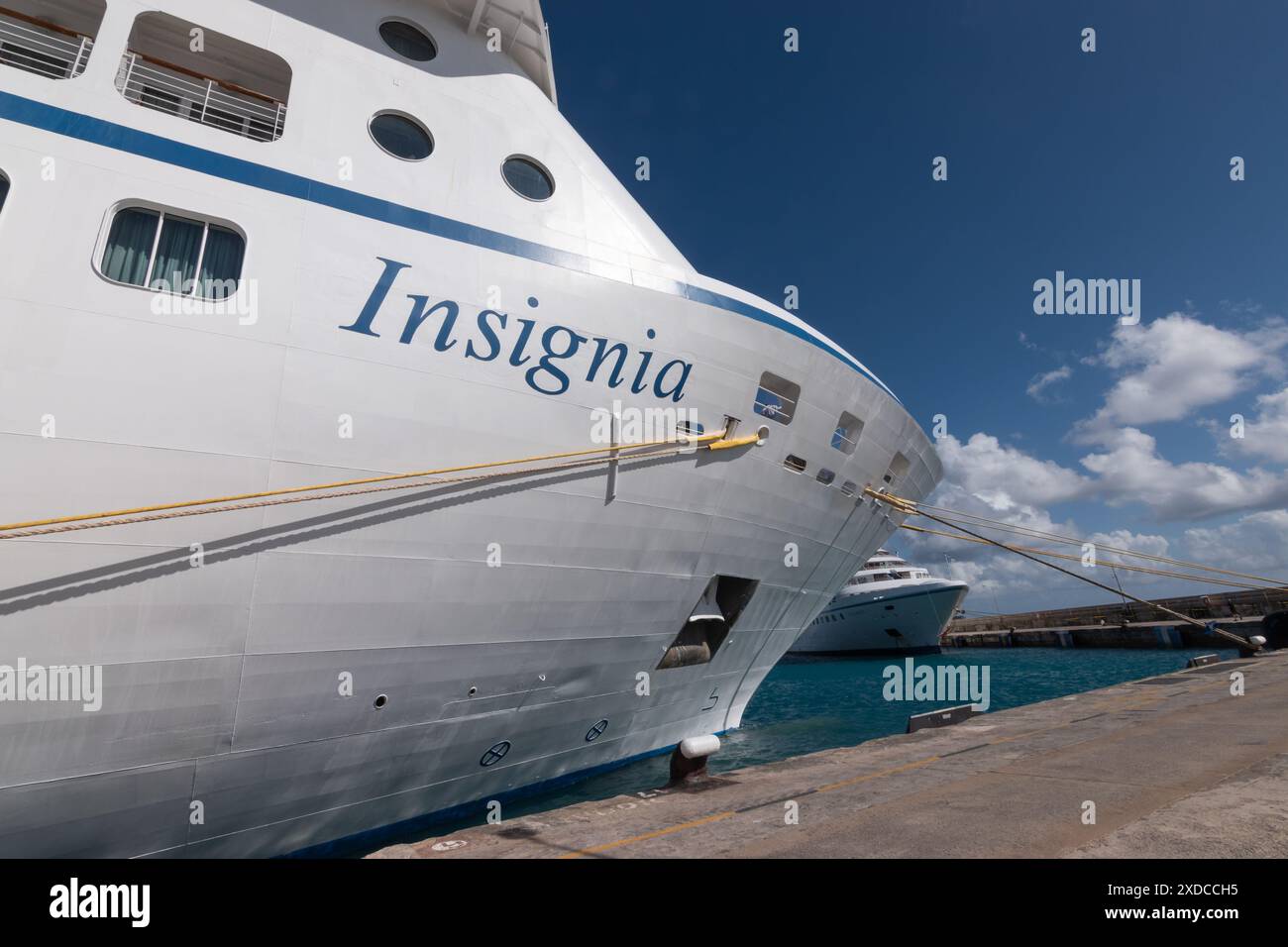 Bridgetown, Barbade - 25 novembre 2023 : Oceania Cruises Ship Insignia amarré dans le port de croisière des Caraïbes de Bridgetown, Barbade. Banque D'Images