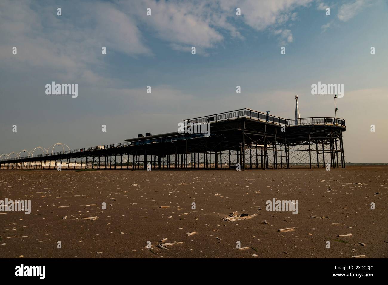 Southport Pier - vue depuis la plage quand la marée était sortie. Merseyside, Royaume-Uni. Banque D'Images