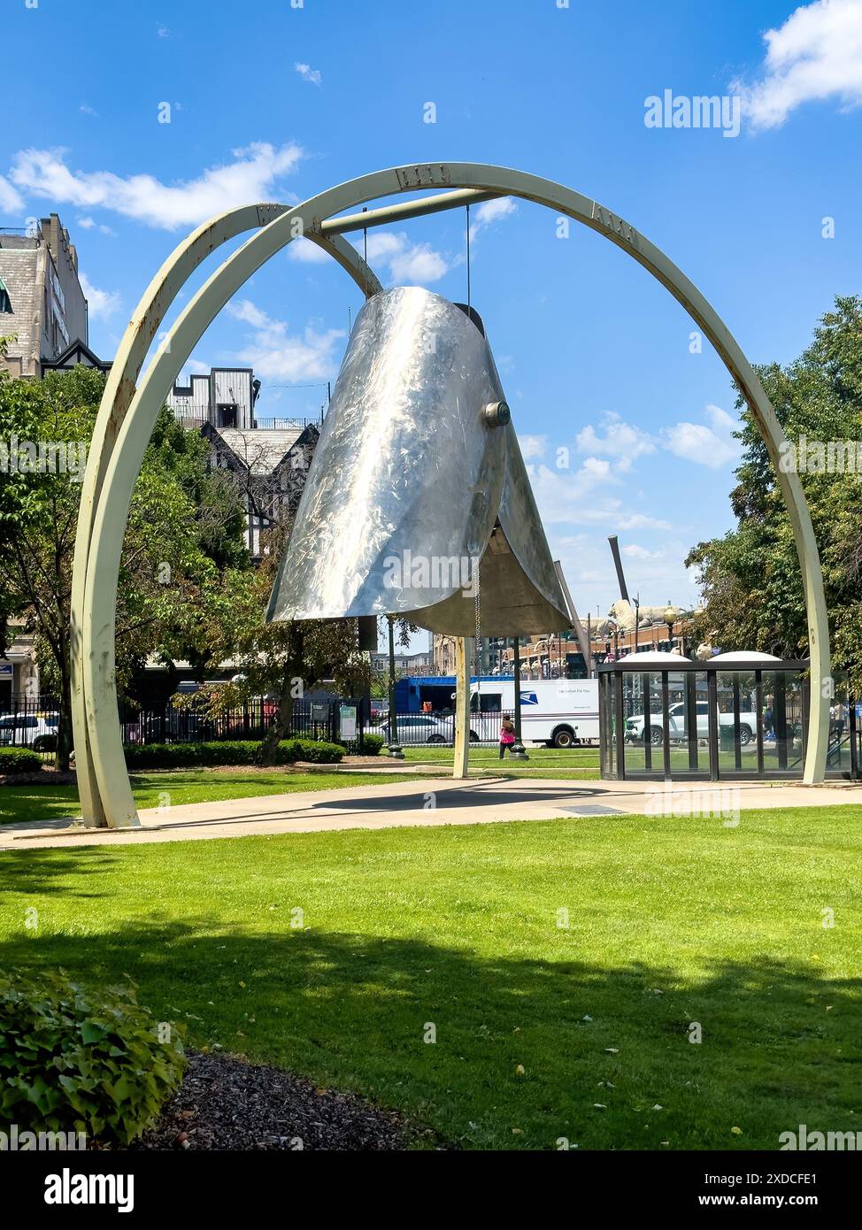 La sculpture 'Millennium Bell' de 1999, par les artistes Chris Turner et Matthew Blake, Detroit, États-Unis Banque D'Images